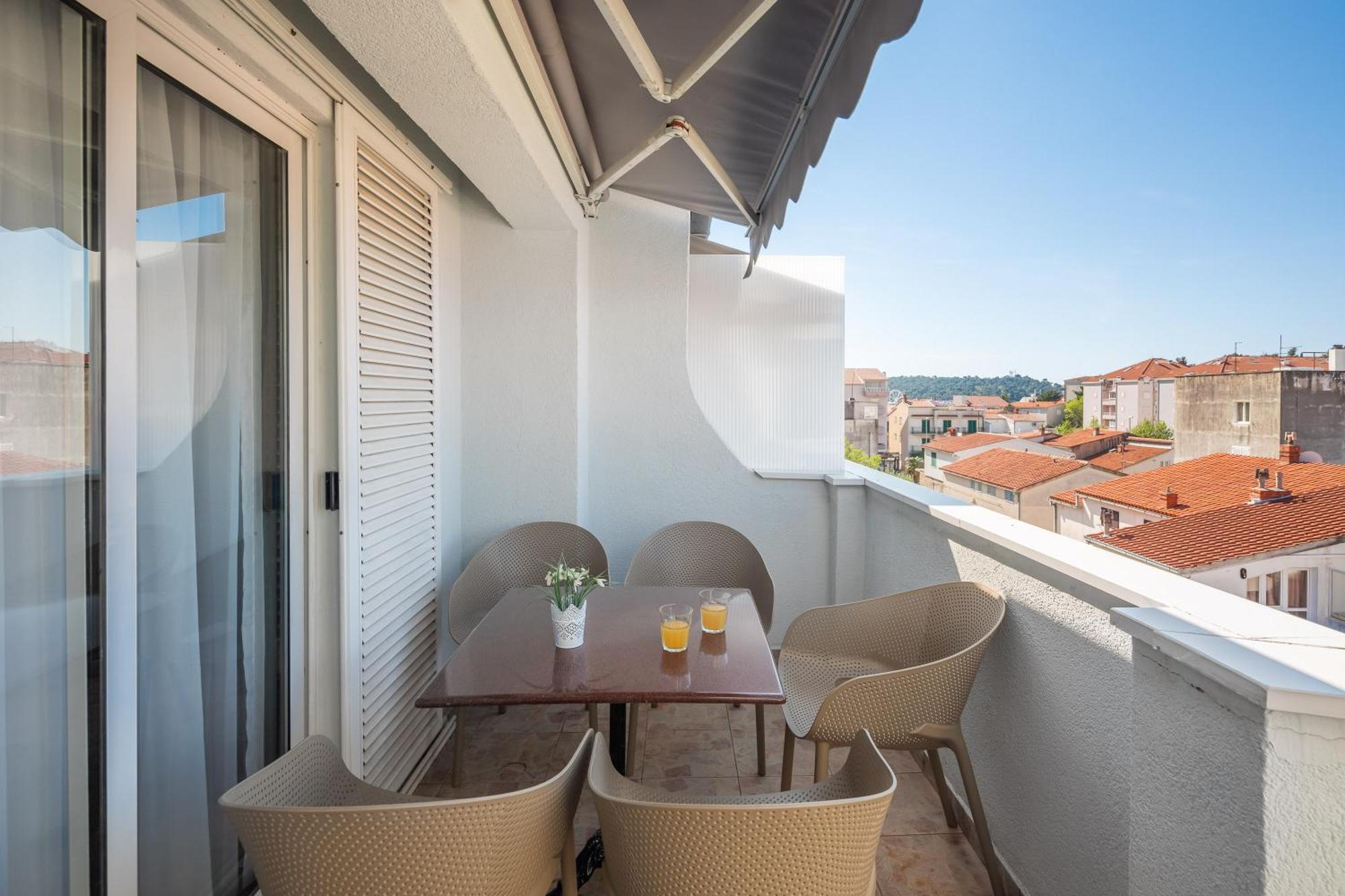 Apartments Near Central Beach With Free Parking Makarska Esterno foto
